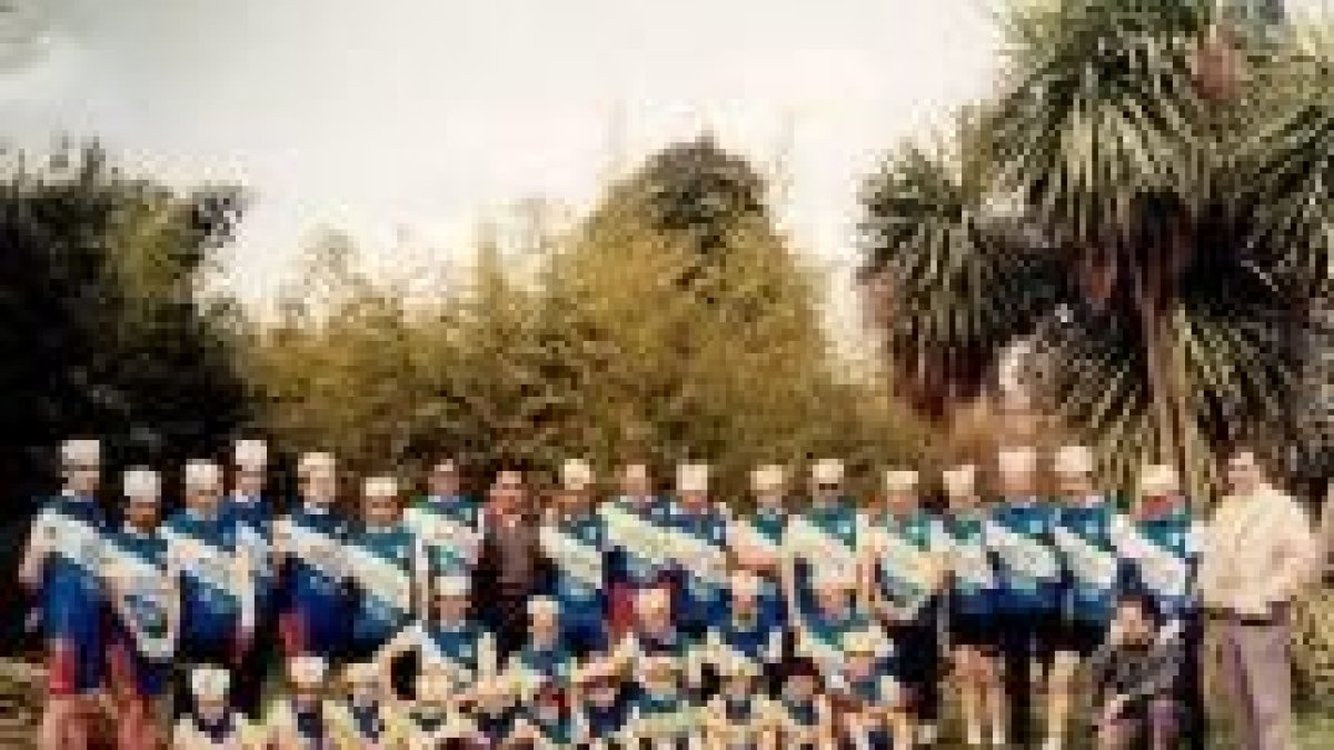Una de las primeras formaciones de los corredores del Club Ciclista Berciano