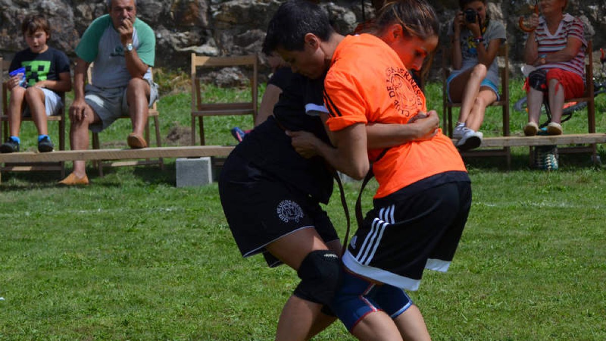 Equilibrio de fuerzas y conocimiento de compañeras. La balanza se inclinó por Noelia J. M.