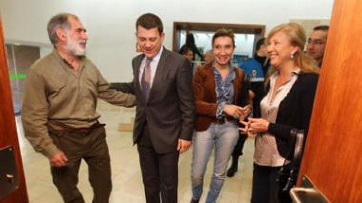 Carlos Sanz, Carlos López Riesco, Victoria Seco y Teresa Magaz, a la entrada del salón.