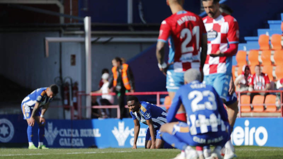 Desolación y frustración en los jugadores de la Deportiva al acabar el partido por el empate sumado, que es a todas luces insuficiente para lo que necesita el equipo. L. DE LA MATA