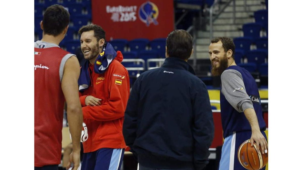 Rudy y Sergio bromean en el entrenamiento de ayer.