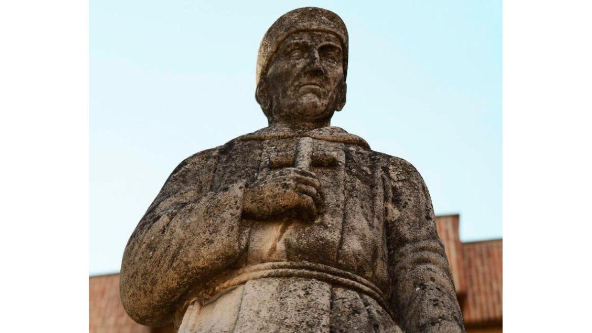 Monumento a Fray Bernardino de Sahagún en su villa natal, falto de un poco de limpieza.