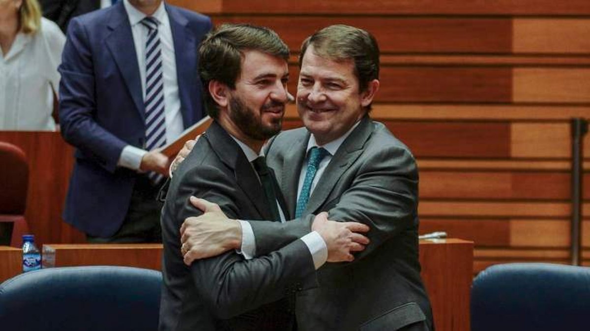 El presidente de la Junta de Castilla y León, Alfonso Fernández Mañueco (d), y el vicepresidente, Juan García Gallardo. NACHO GALLEGO