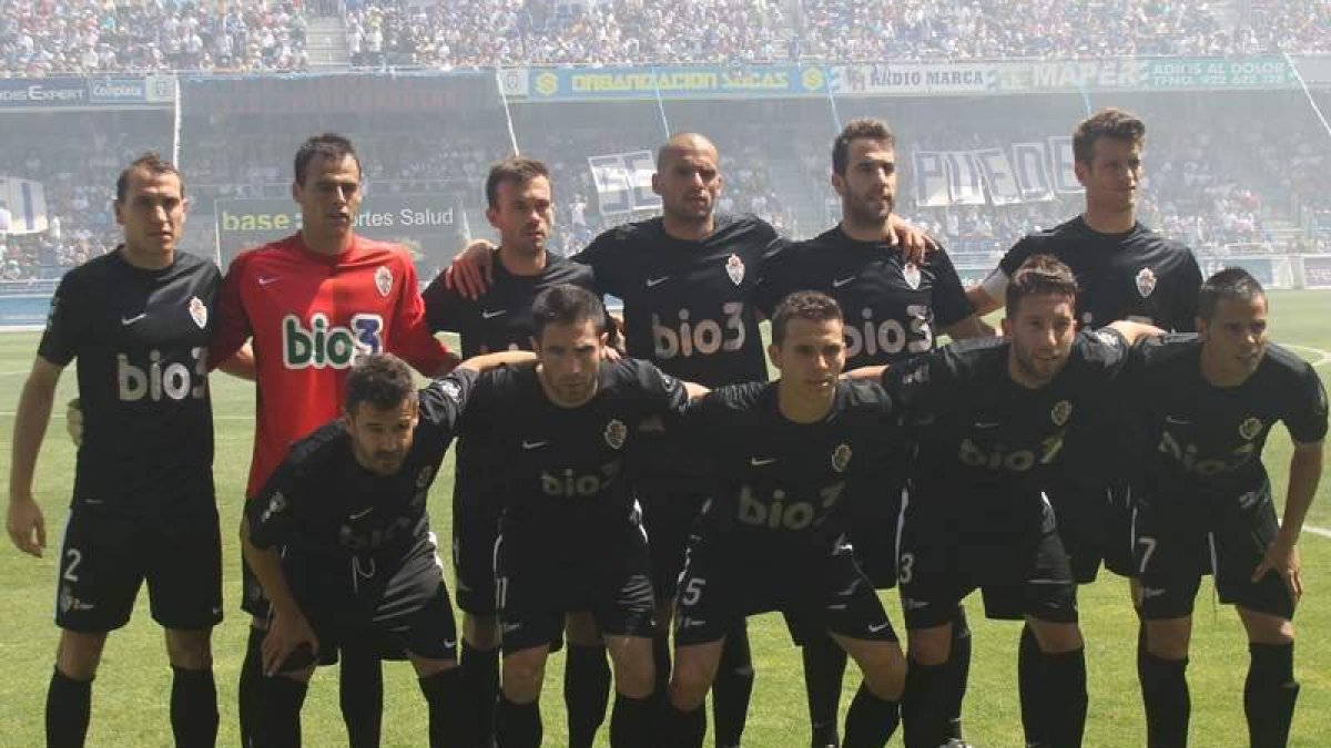 Formación de la Deportiva que conquistó el ascenso.