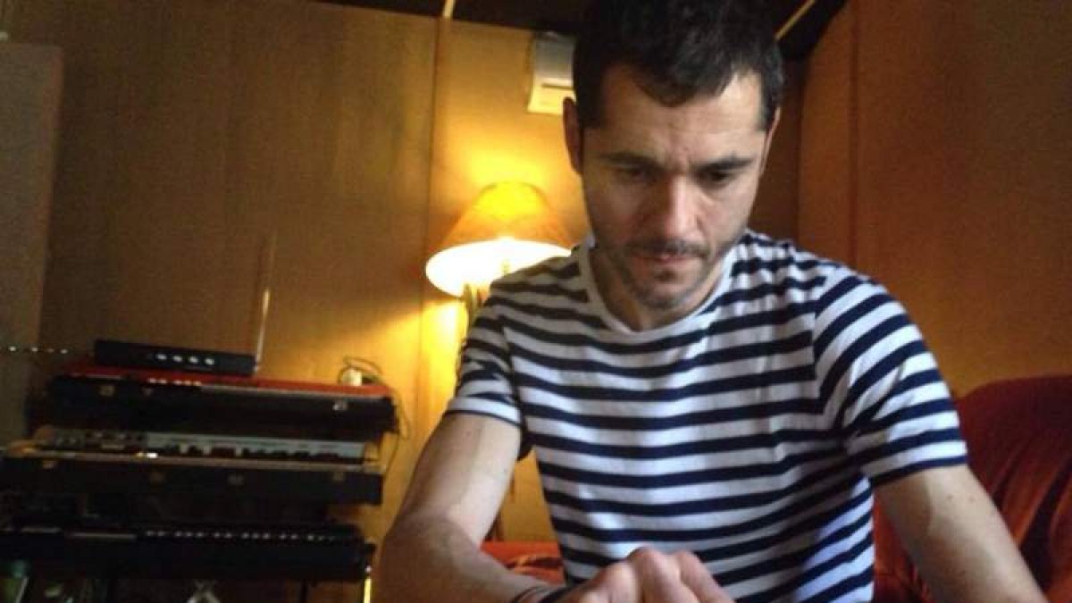 Imágenes de diferentes momentos de la grabación del que será el tercer trabajo discográfico de The Bright en los estudios gaditanos de Paco Loco. Aníbal y Miryam comenzaron la grabación de este álbum hace una semana. Confiesan que las jornadas son maraton