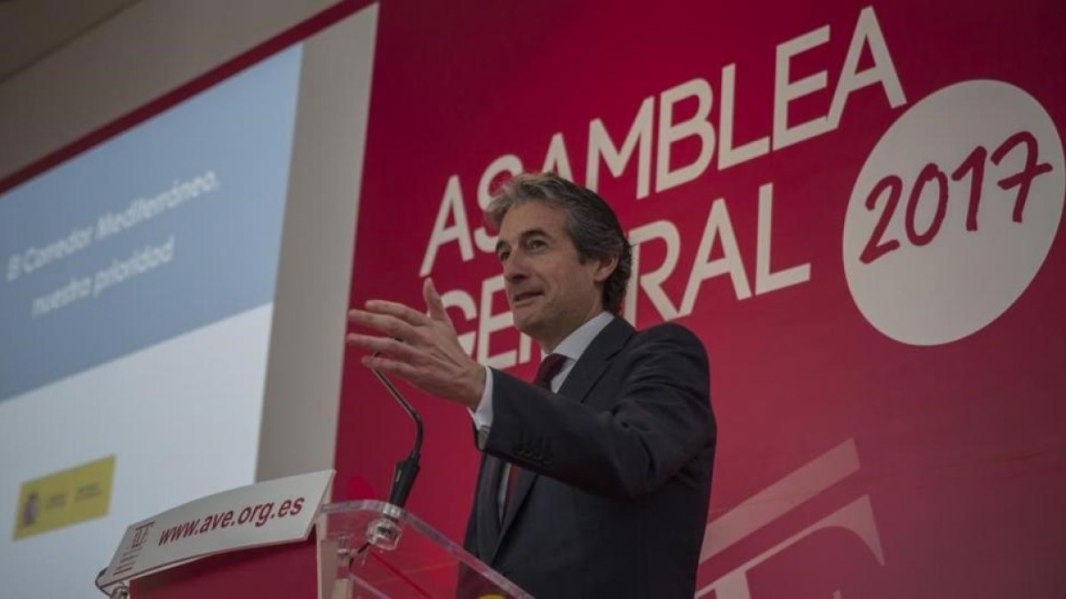 El ministro de Fomento, Ínigo de la serna, en València, este lunes.