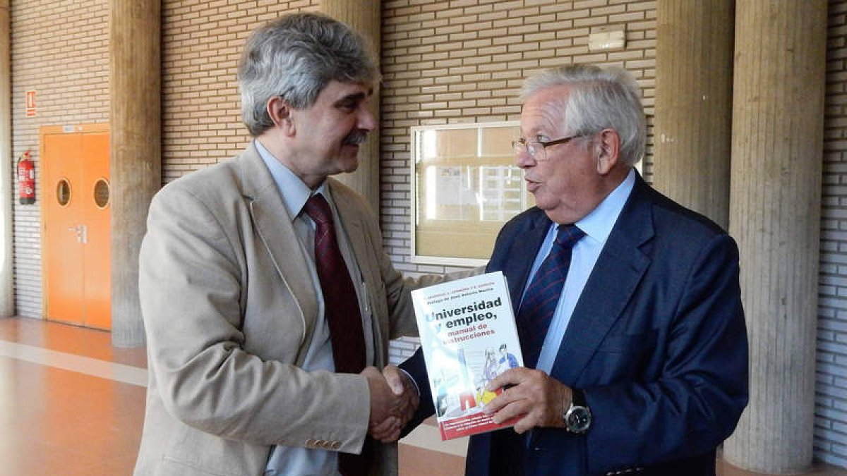 Fernando Jáuregui entrega el informe al rector de la Universidad de León, García Marín. DL