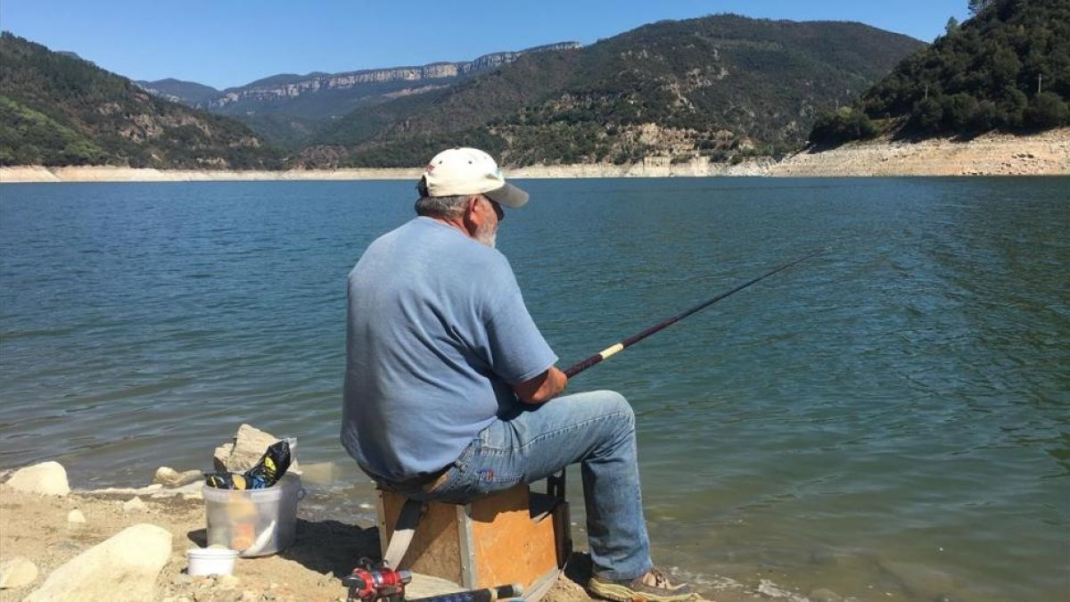 Francesc, de 66 años, lleva 35 años pescando en este pantano
