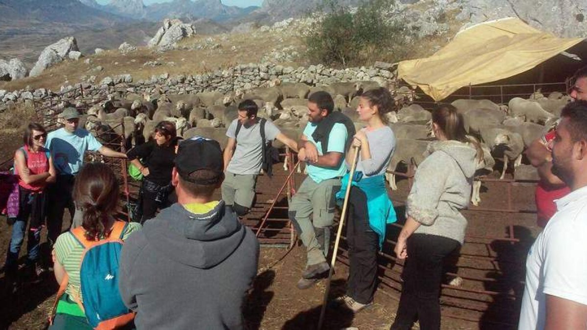 El encuentro entre ganaderos se celebró en Villamanín el sábado. DL
