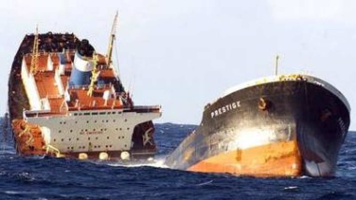 El «Prestige» se partió en dos a 233 kilómetros de las islas Cíes, con 70.000 toneladas