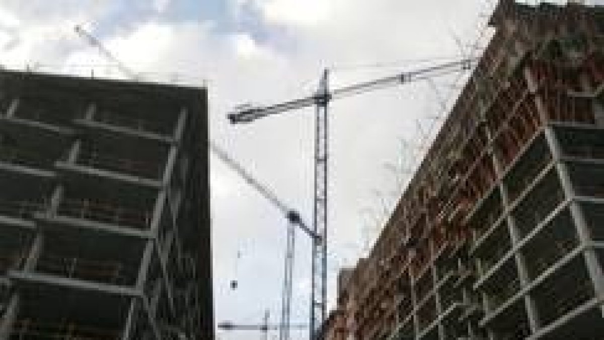 La compra de viviendas por extranjeros cae el doble que las adquisiciones realizadas por españoles