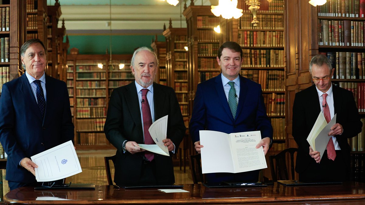 El presidente de la Junta de Castilla y León, Alfonso Fernández Mañueco (2d), firma un convenio con el director de la RAE, Santiago Muñoz Machado (2i); el rector de la Universidad de Salamanca, Ricardo Rivero (d); y el alcalde de Salamanca, Carlos García Carbayo (i), para el desarrollo de proyectos específicos de investigación sobre la lengua española. EFE/ Zipi Aragon