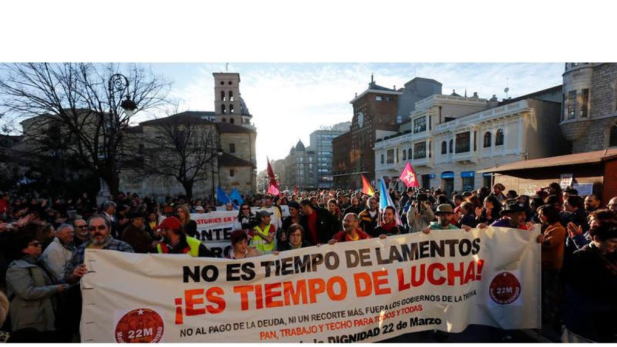 La entrada de la columna Noroeste ayer en la plaza de Botines de León, donde unas 300 personas escucharon los argumentos de las Marchas de la Dignidad que confluirán el próximo día 22 en el centro de Madrid.