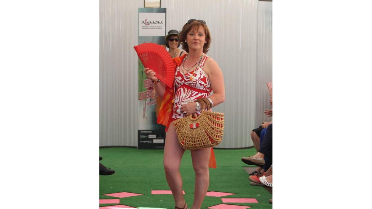 La modelo con traje de baño y complementos a juego.