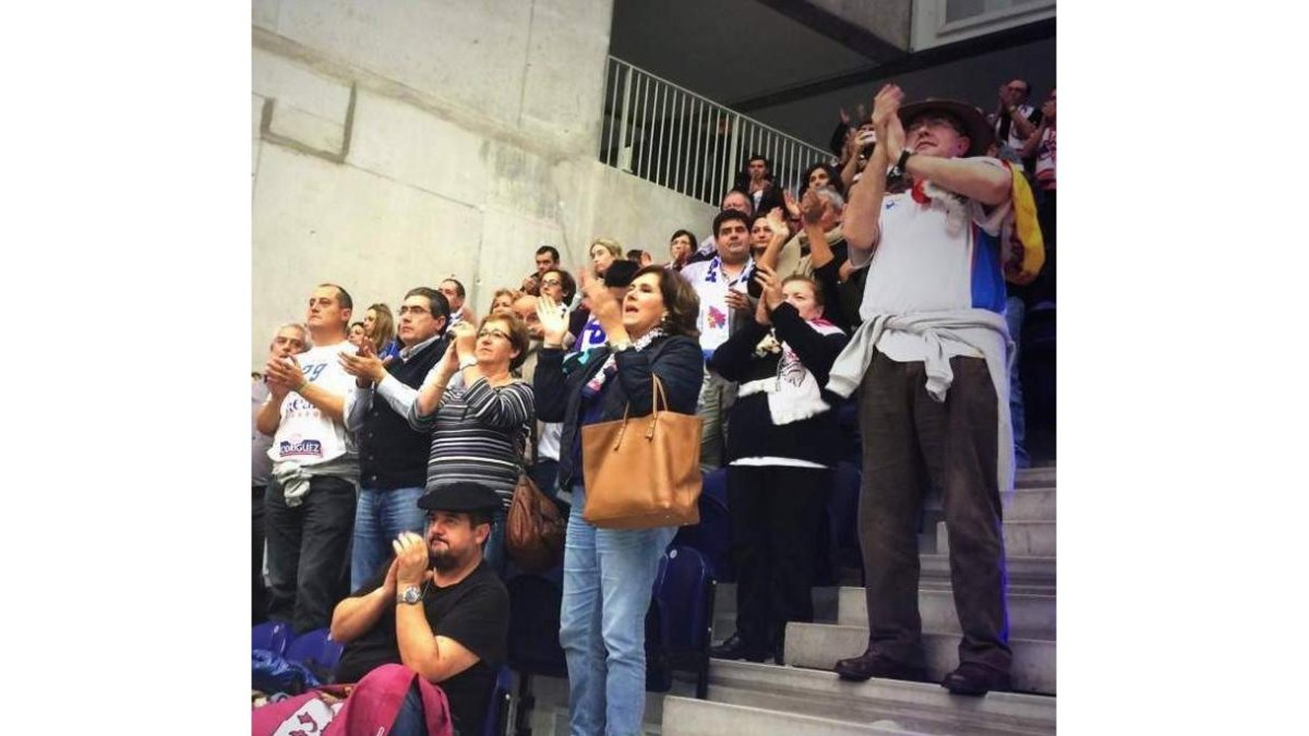 El meta ademarista Rogelio Llamazares intenta detener un balón de un atacante del Oporto que ha superado el entramado defensivo del equipo leonés