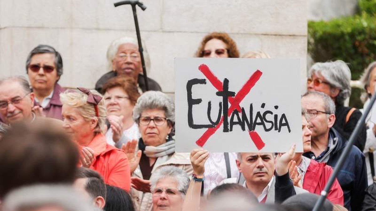 Protesta contra la eutanasia a las puertas del Parlamento luso durante el debate. TIAGO PETINGA