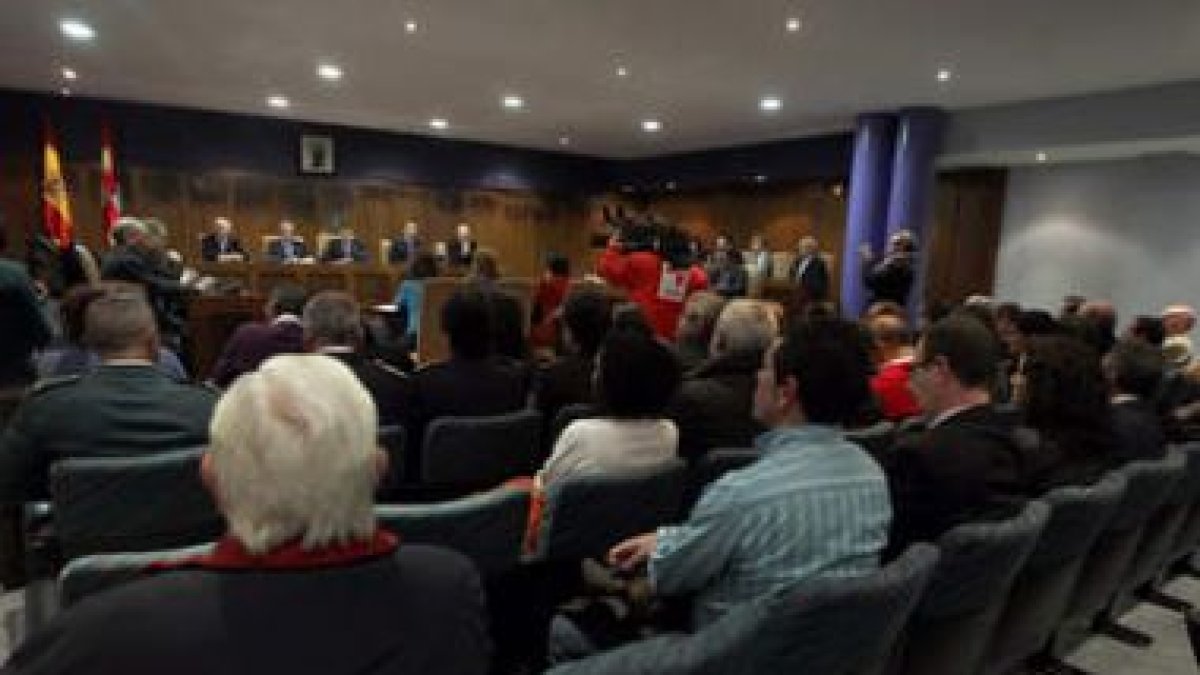 Un momento de la sesión plenaria celebrada ayer en el Ayuntamiento de Ponferrada.