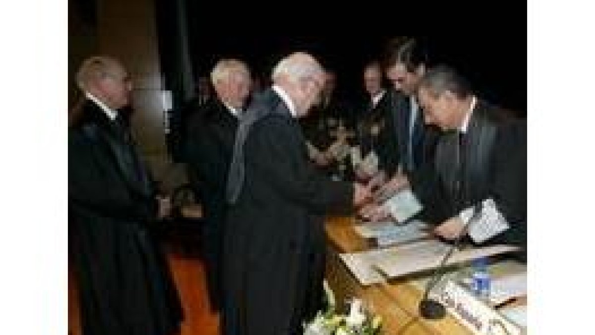 Los tres homenajeados reciben sus medallas