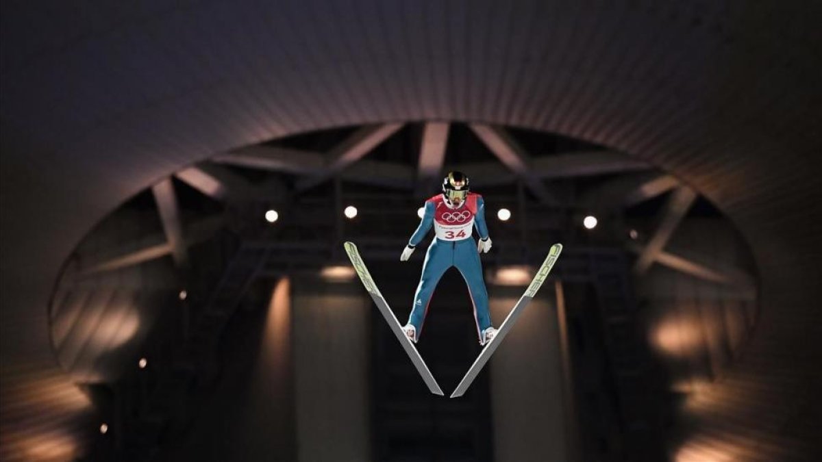 El suizo Gregor Deschwanden salta en el trampolin pequeño, cuya calificación empezó este jueves en los Juegos.