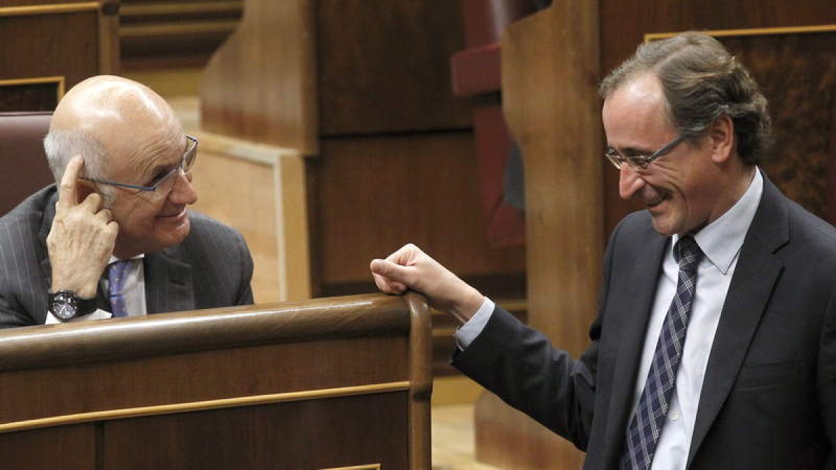 Josep Antoni Duran Lleida conversa con Alfonso Alonso, ayer, en el Congreso.
