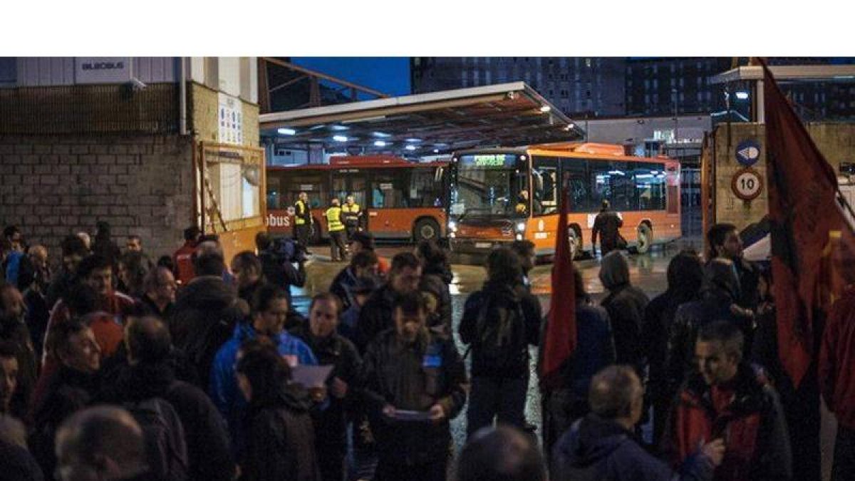 Piquete informativo en las cocheras de los autobuses urbanos de Bilbao, esta madrugada.