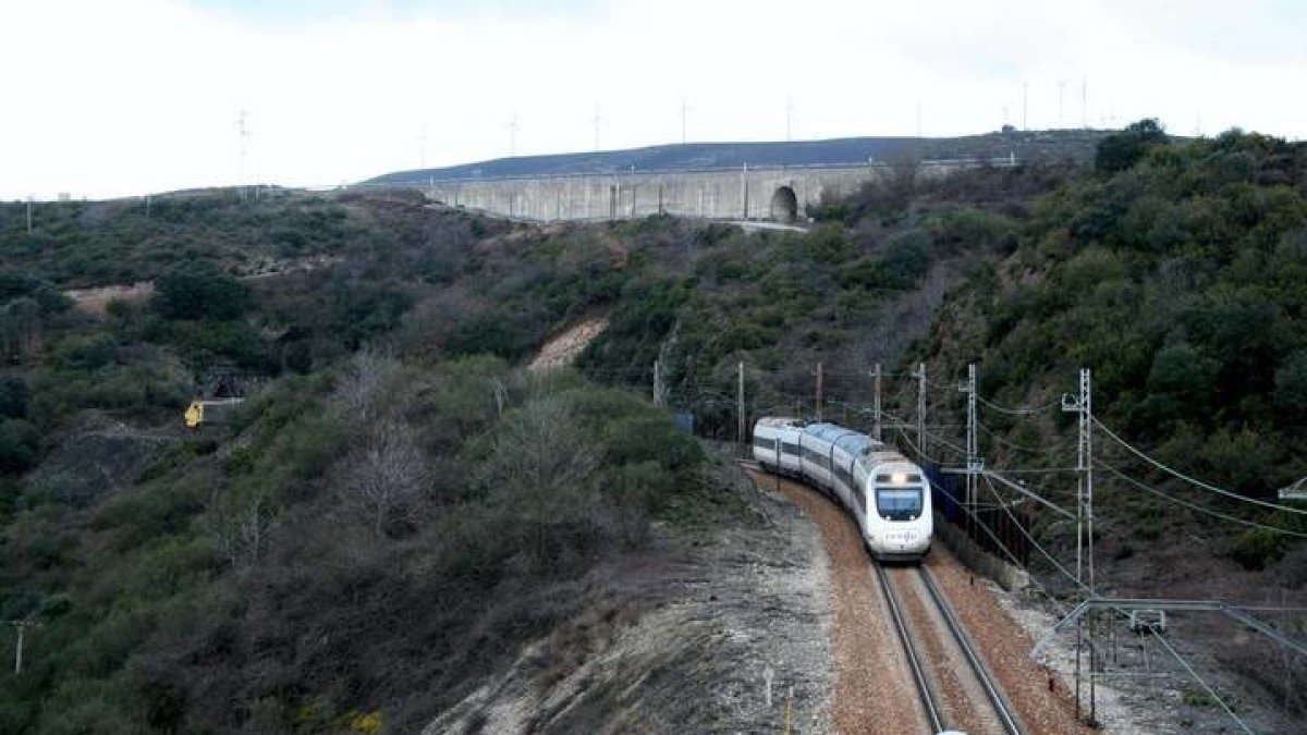Un Alvia en la rampa de Brañuelas. DANIEL PÉREZ LANUZA