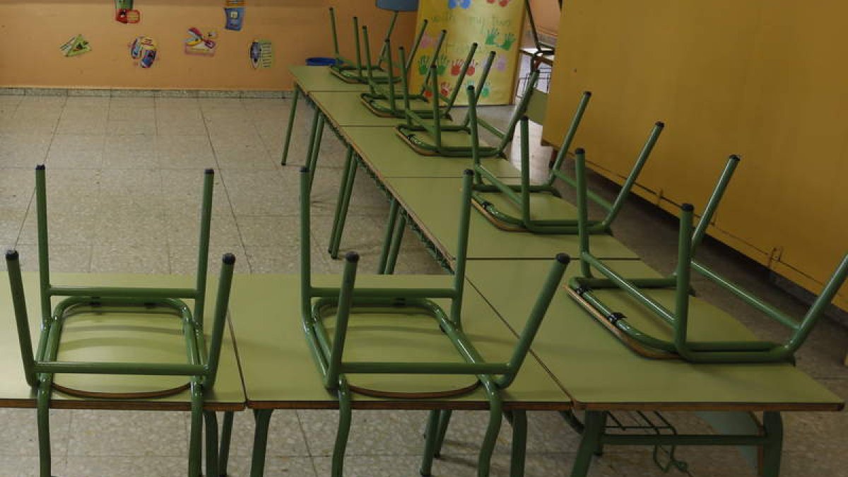 Un aula vacía en un colegio de León. JESÚS F. SALVADORES