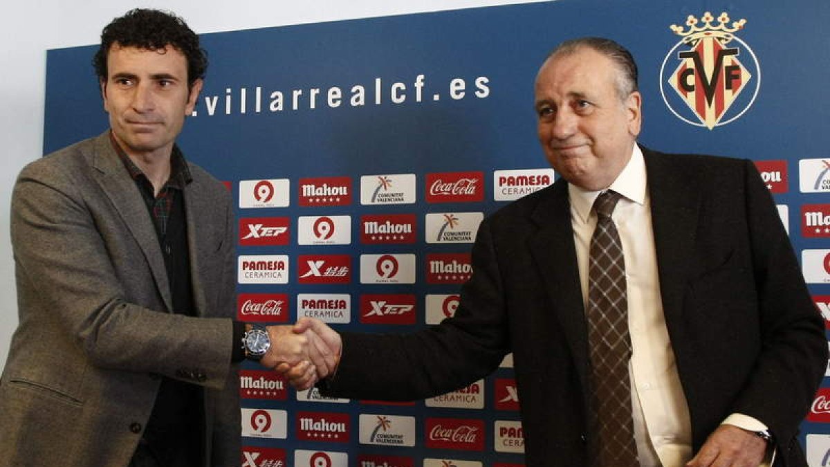 Molina (i) durante su presentación como técnico del Villarreal.