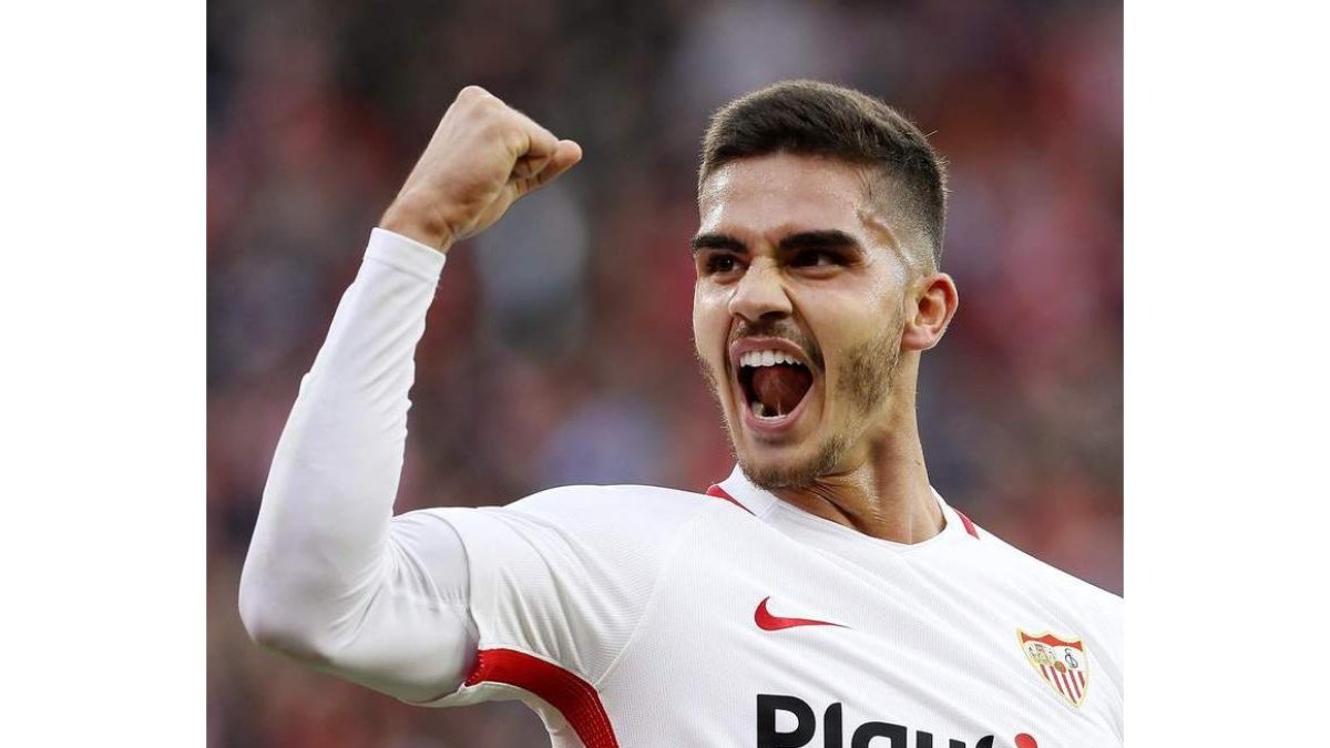 El futbolista del Sevilla André Silva celebra su gol ante el Valladolid. JOSÉ MANUEL VIDAL.