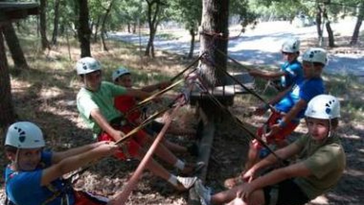 Unos niños en el campus de Ademar en la Devesa.