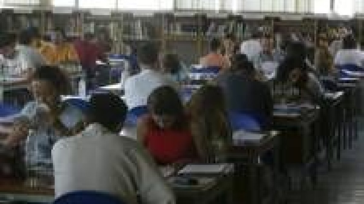 Un grupo de estudiantes prepara los exámenes de septiembre en una biblioteca