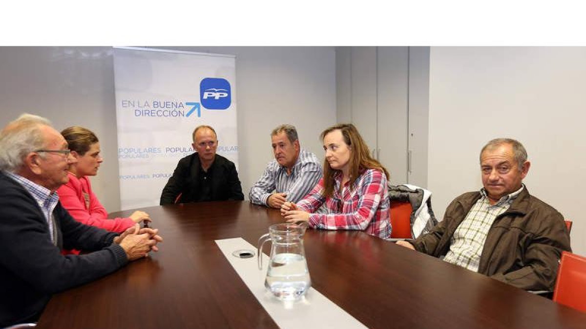 Los seis ediles del PP, en una reunión el pasado viernes en la sede del partido.