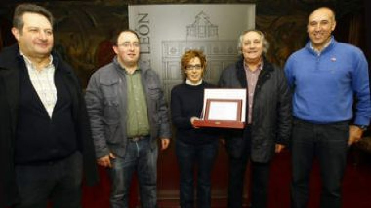 Natalia Rodríguez recibió una placa de manos de los integrantes del Club de Pelota Leonés.