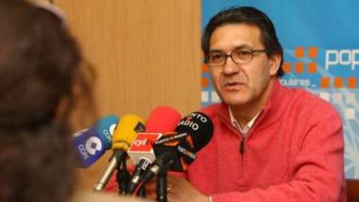 El portavoz del PP en Cacabelos, Adolfo Canedo, ayer en la sede principal de su partido en Ponferrad