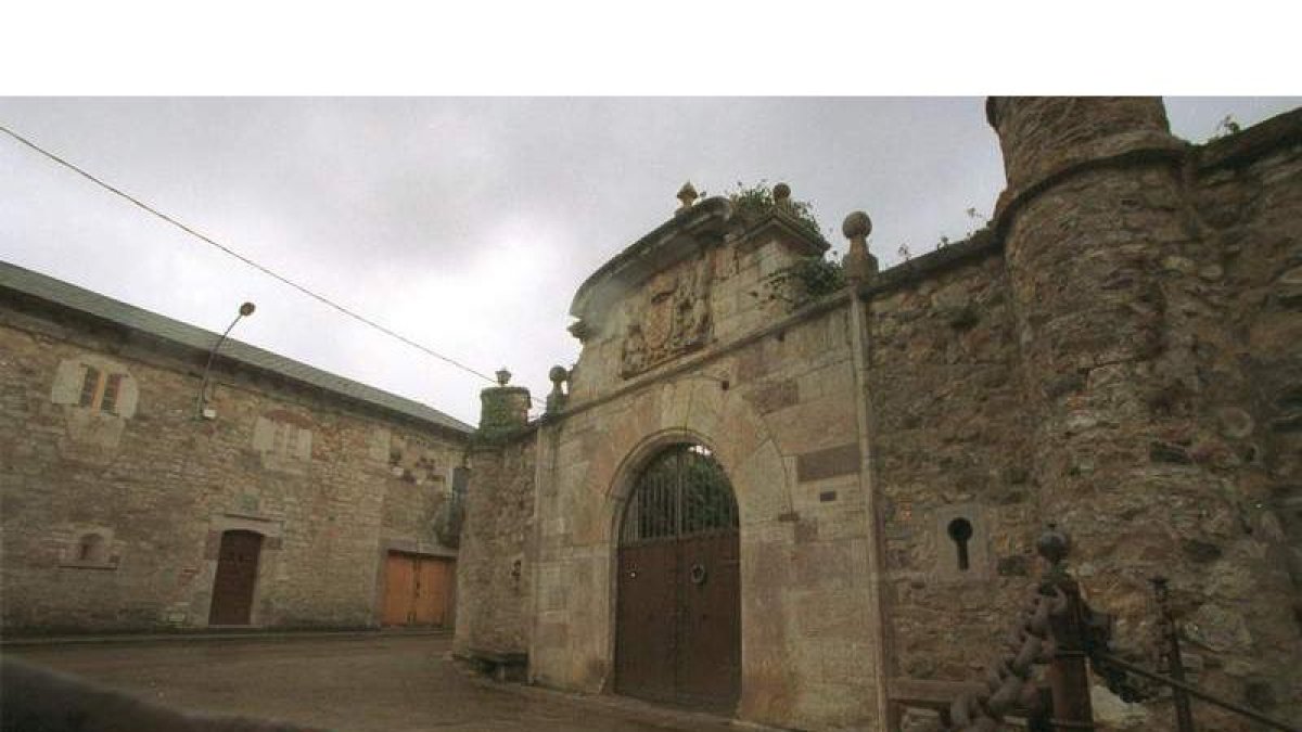 Fachada del palacio de Riolago antes de su última rehabilitación llevada a cabo por la Junta de Castilla y León en el 2009.