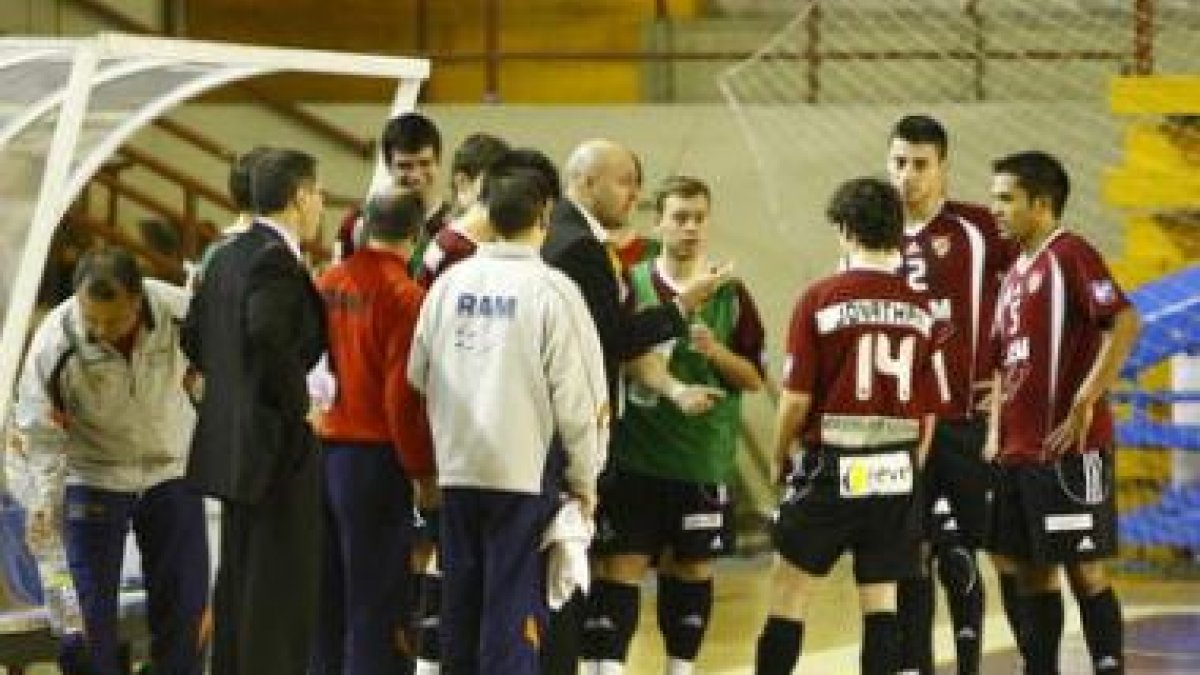 El equipo leonés está obligado a sumar los tres puntos para seguir optando a la cuarta posición.