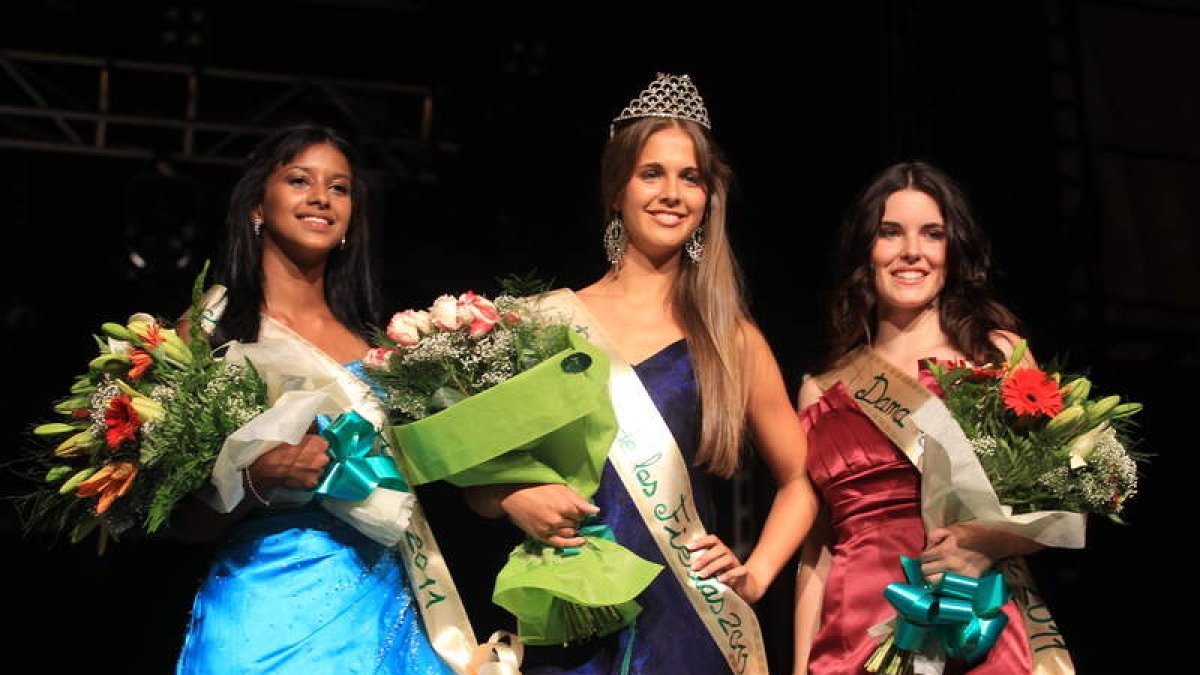 En el centro, la Reina de las Fiestas de la Encina de este año, Judith Leiva, junto a sus dos damas de honor.