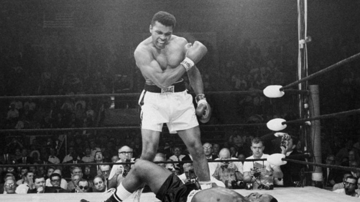 El 25 de mayo de 1965 Muhammad Ali, aún llamado entonces Cassius Clay, en su enfrentamiento con Sonny Liston, en Maine.