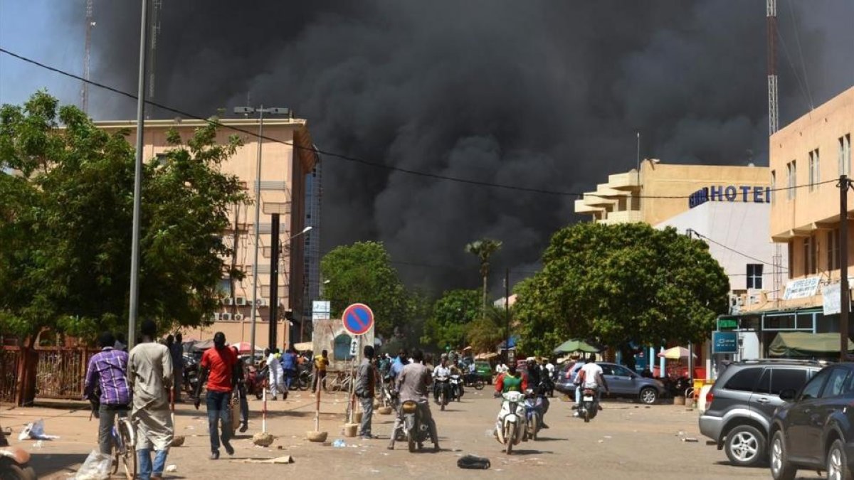 Momento de la explosión cerca de la sede de las fuerzas armadas de Burkina Faso y del centro cultural francés