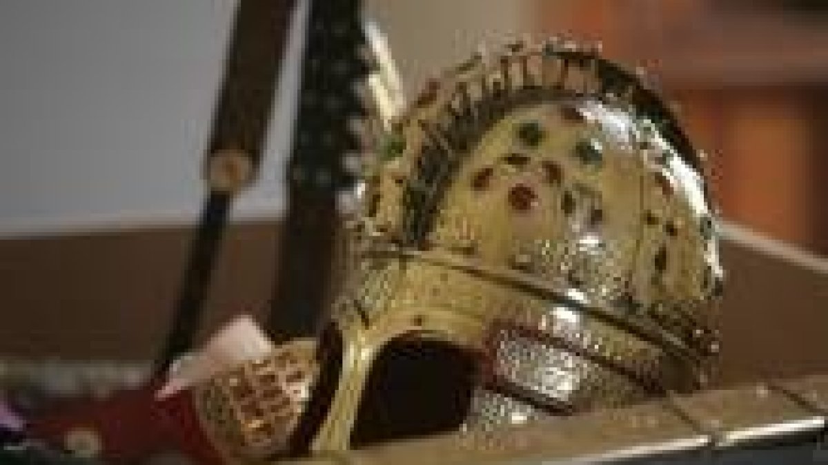 Detalle de un casco y de una espada de época romana