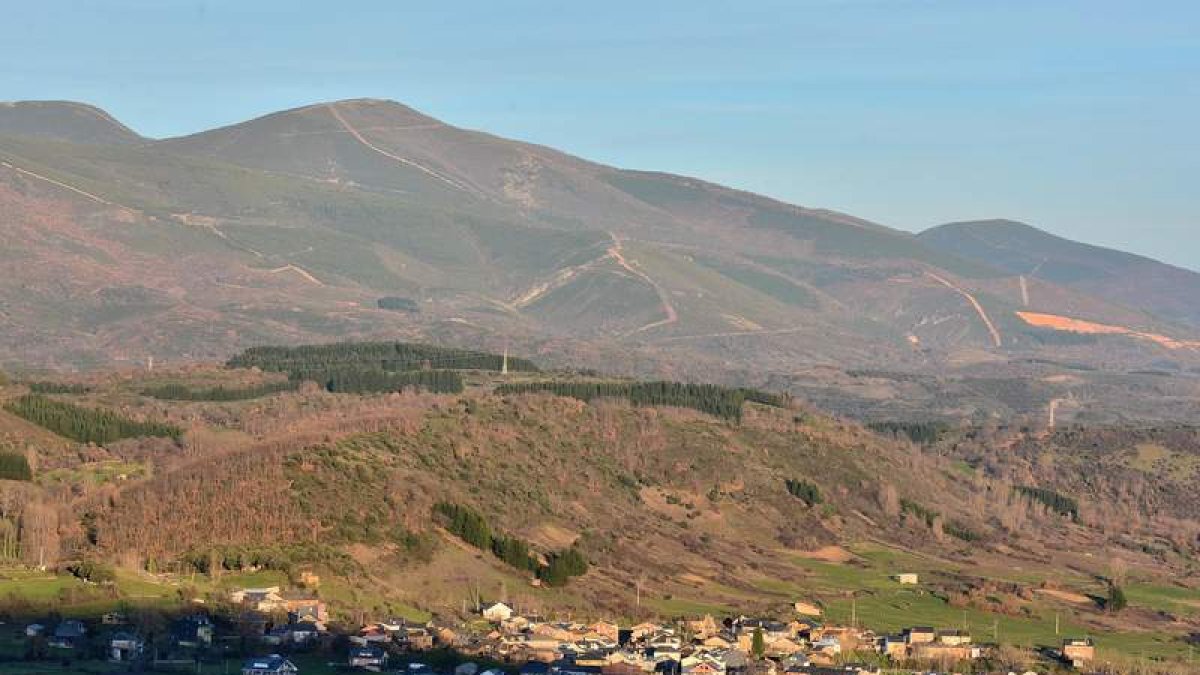 En su combinación de deporte, naturaleza y minería, la BTT atravesará explotaciones mineras ahora en desuso pero que en su tiempo fueron el centro neurálgico de la actividad económica de la zona, como el de la fotografía de arriba, el lavadero del Carmen.