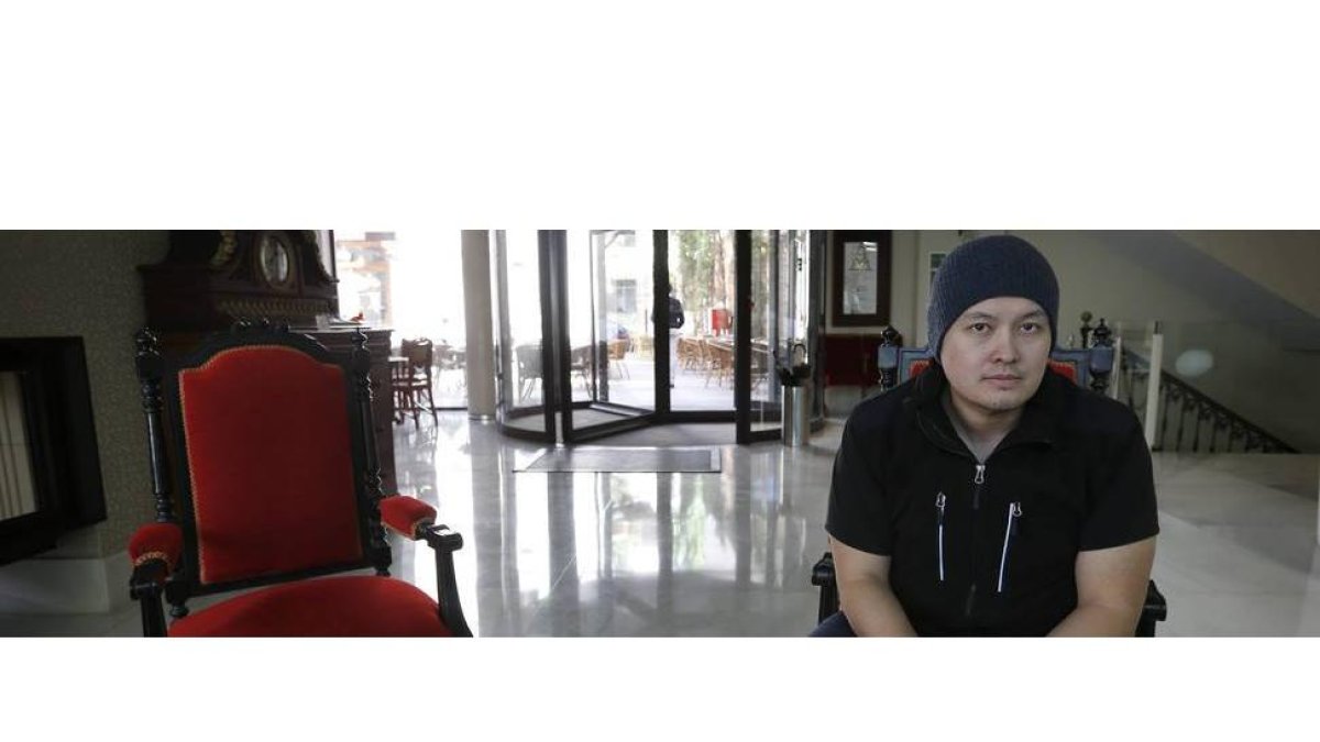 Cedric Thiem, hermano de la peregrina asesinada, viajó a Maragatería en su búsqueda. En la foto, en una entrevista que cond¡cedió al Diario de León en el Hotel Gaudí de Astorga
