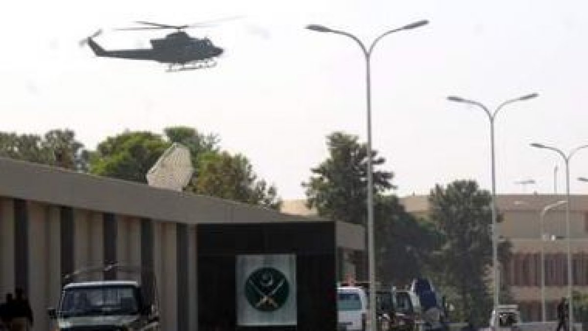 Soldados de la armada paquistaní toman posiciones en el cuartel general de Rawalpindi.