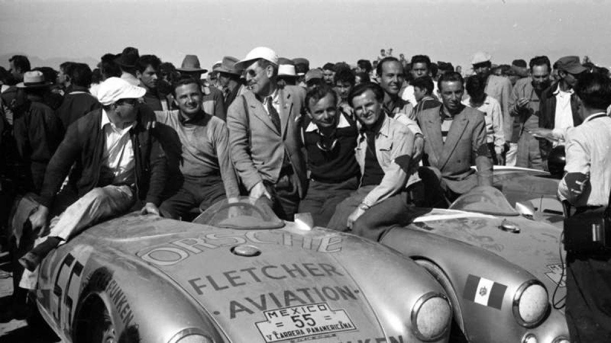 El triunfo de clase en la Carrera Panamericana de 1954, una de las primeras victorias de Porsche, daría origen al apellido «Carrera» en los catálogos de la marca. PRSCH