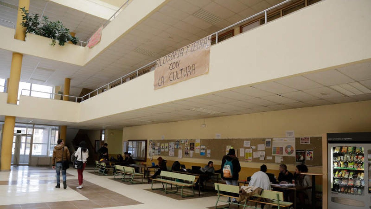 La Facultad de Filosofía y Letras es, tradicionalmente, uno de los centros más activos del Campus de Vegazana. SECUNDINO PÉREZ