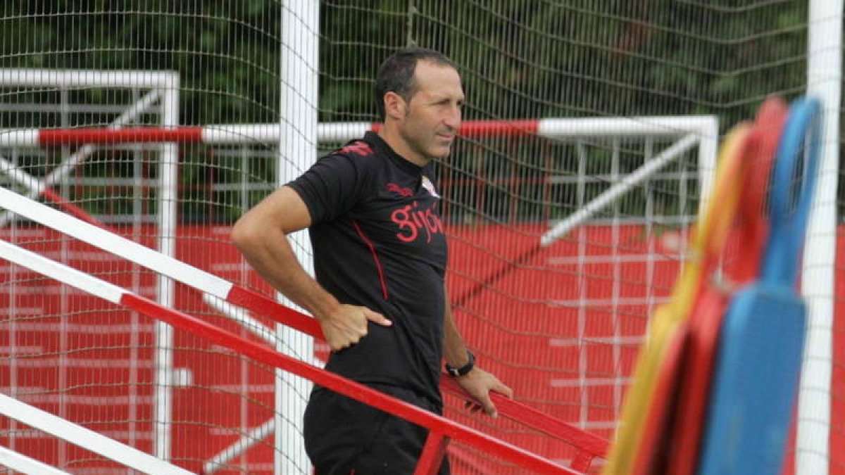 Tomás Hervás sigue el entrenamiento de su equipo en las instalaciones gijonesas de Mareo.