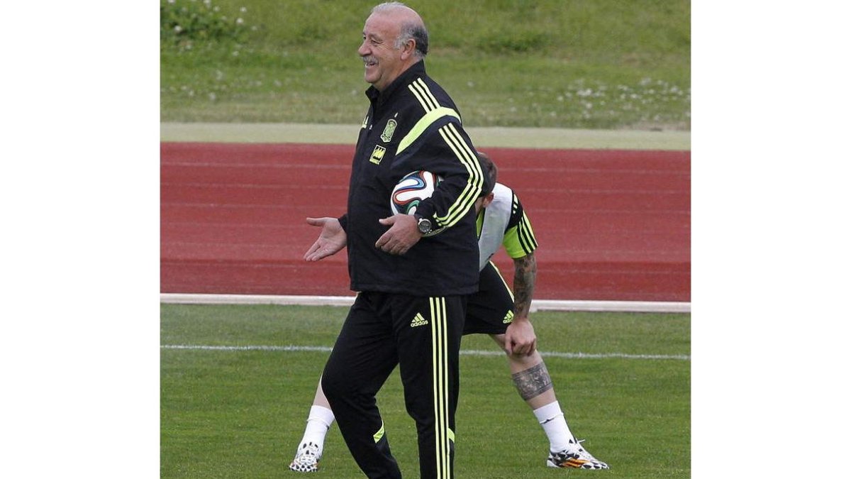 Vicente del Bosque dirige el entrenamiento de la selección en la Ciudad del Fútbol de Las Rozas