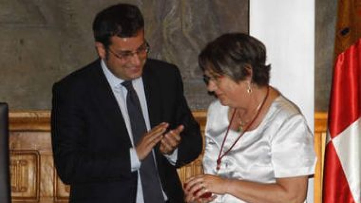 Los representantes de la mesa de edad, Ibán García del Blanco y Mari Paz Díez.