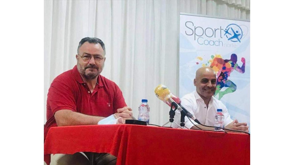 Eduardo Morán, junto con Roberto Carlos Fernández en la presentación. DL