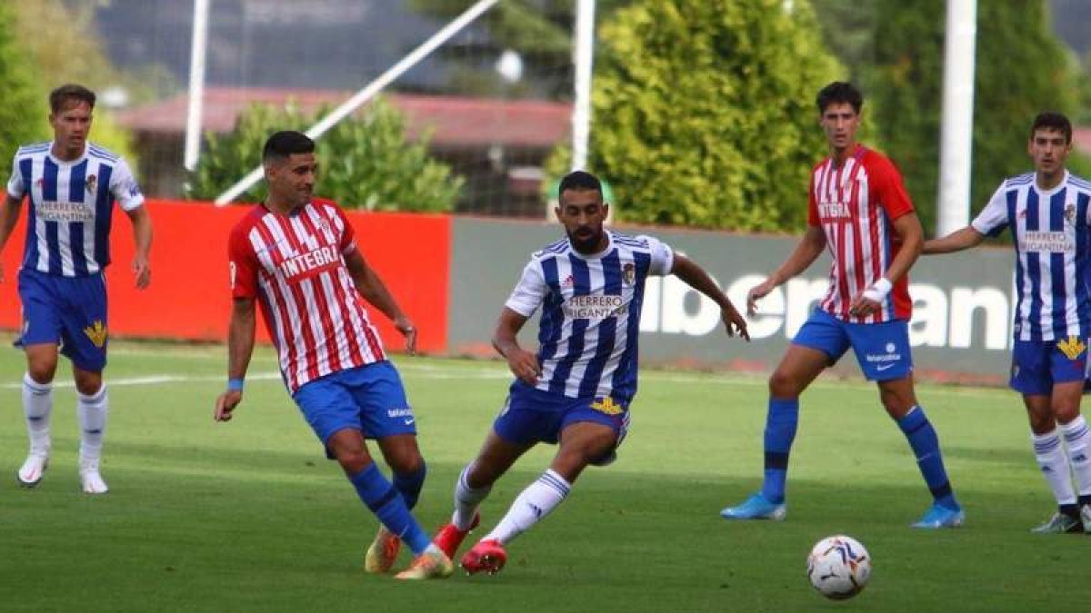 El equipo blanquiazul realizó un buen partido ante los asturianos a pesar de la derrota. DL